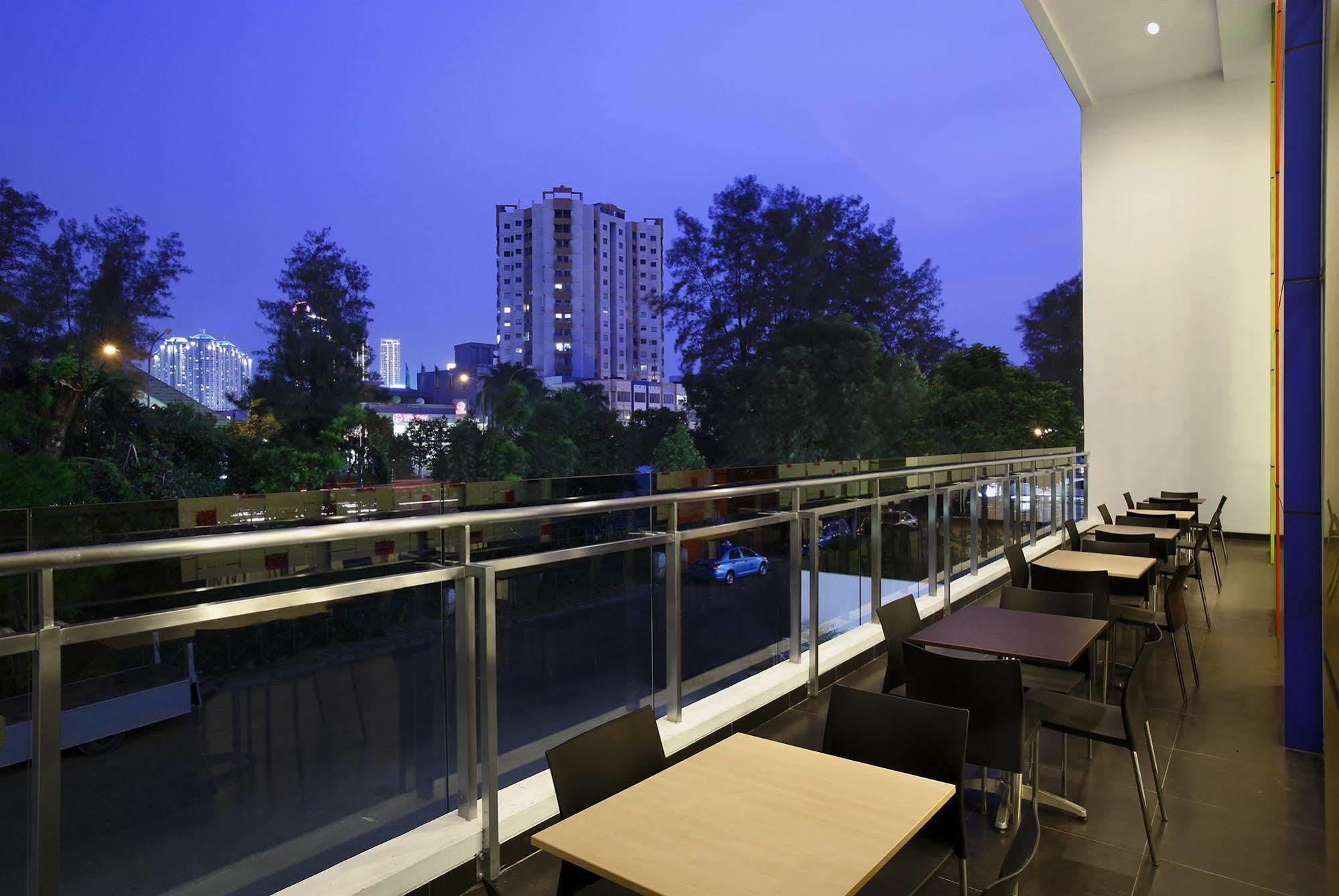 Amaris Hotel Dr. Susilo Grogol Джакарта Экстерьер фото