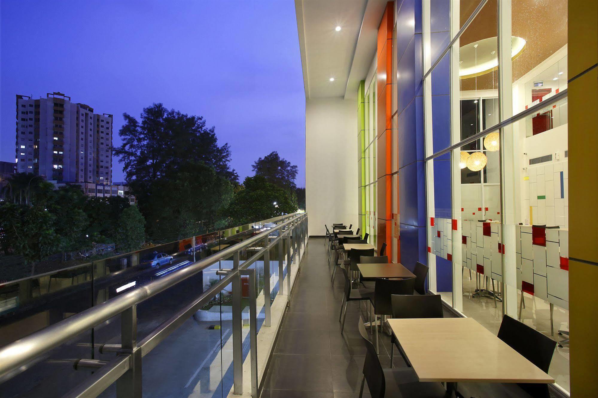 Amaris Hotel Dr. Susilo Grogol Джакарта Экстерьер фото